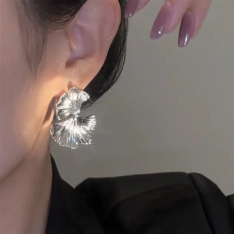 Simple Silver Color Metal Big Plant Ginkgo Leaf Earrings for Women Fashion Statement Stud Earring Jewelry Gift Pendiente